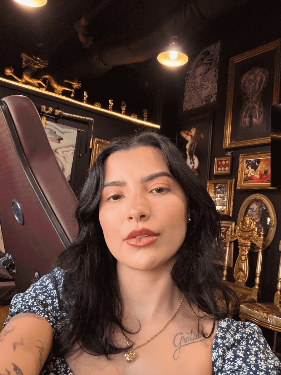Maysa Tavares - Visual artist in her studio